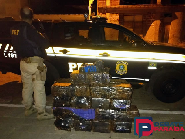 A droga, avaliada em mais de R$ 300 mil, estava sendo transportada no assoalho e bancos de uma van de transporte complementar de passageiros do município paraibano de Queimadas (Foto: Divulgação PRF)