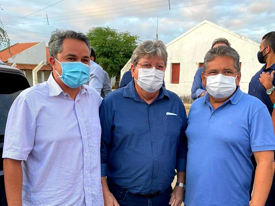 Ao Lado de João e Adriano Galdino, Efraim recebe apoio de prefeitos do Cariri