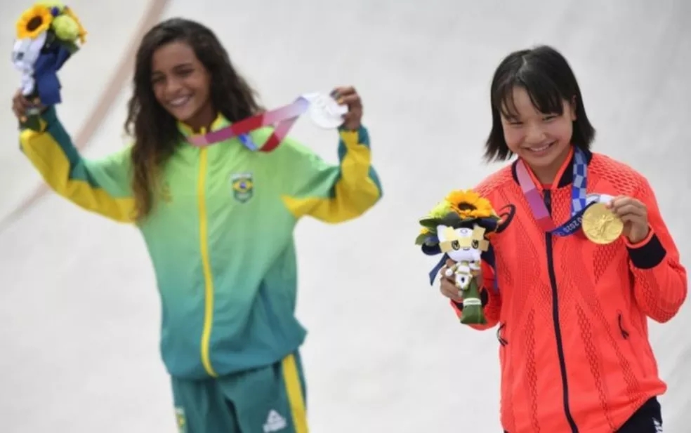 A japonesa Momiji Nishiya (ao lado de Rayssa Leal) se tornou a 2ª mais jovem medalhista de ouro da história dos Jogos Olímpicos — Foto: Reuters
