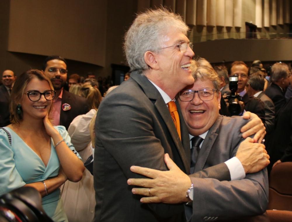 Ex-governador Ricardo e o atual João. Foto: Reprodução