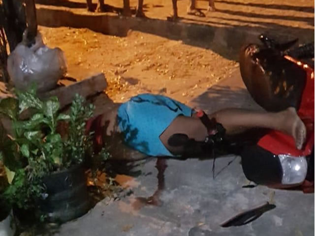 A área foi isolada até a chegada dos peritos do IPC, que após adotarem os procedimentos necessários irão encaminhar o corpo ao NUMOL para ser feita a autópsia (Foto: Reprodução)