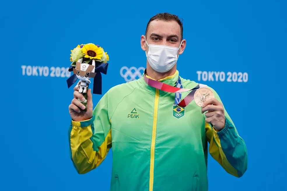 Fernando Scheffer com a medalha de bronze no pódio em Tóquio — Foto: Satiro Sodré/SSPress/CBDA