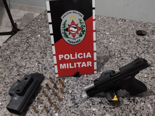 O acusado recebeu voz de prisão e foi levado à delegacia de Polícia Civil juntamente com os outros ocupantes e apresentados a autoridade policial judiciária (Foto: Divulgação PMPB)