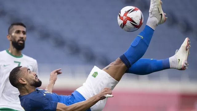 A bicicleta de Matheus Cunha em lance no primeiro tempo (Foto: Lucas Figueiredo / CBF)