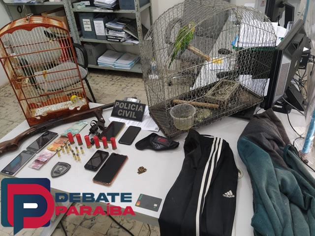 Dois indivíduos foram conduzidos à delegacia de Polícia Civil com o material apreendido e apresentados ao delegado de plantão (Foto: Reprodução)