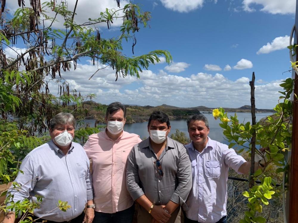 Lucas Braga, João Azevêdo, Efraim Filho e Júnior Araújo visitando o açude de São Gonçalo (Foto: Redes Sociais)
