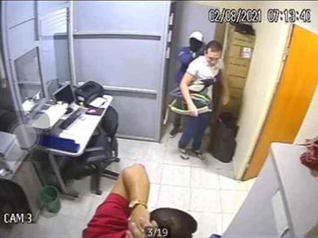 Ao término do roubo, os infratores da Lei foragiram tomando destino incerto (Foto: Reprodução)
