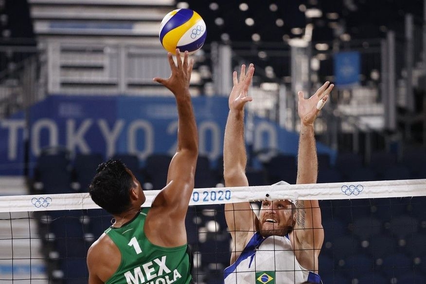 Alison durante jogo do Brasil contra dupa mexicana. (Foto: REUTERS/Pilar Olivares)