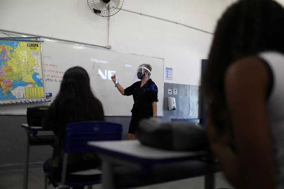 Foto mostra aula em novembro Escola Municipal de Aplicação Carioca Coelho Neto, no Rio de Janeiro, enquanto algumas escolas retomam a abertura gradual. — Foto: Pilar Olivares/Reuters