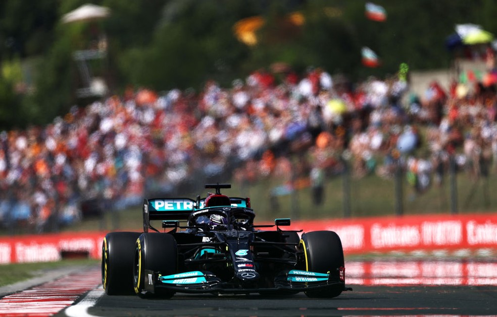 Lewis Hamilton chegou ao pódio mesmo ficando na última colocação na corrida (Foto: Getty Images)