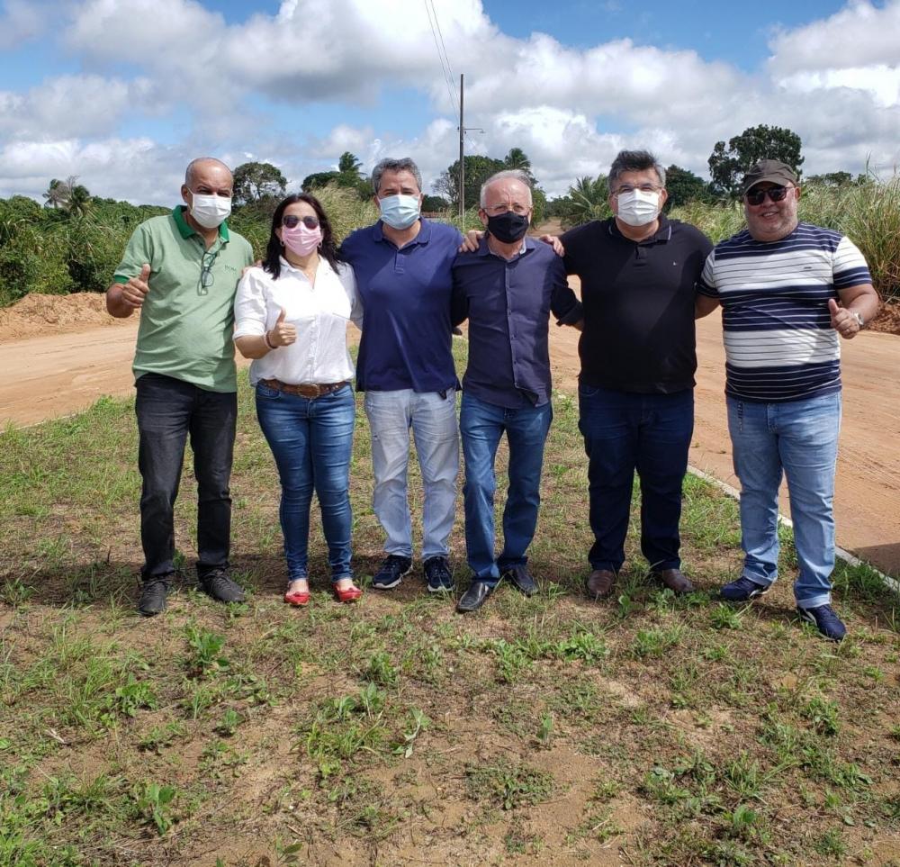 Ontem, segunda-feira (2), foram 30 títulos definitivos de posse para 30 famílias do assentamento 