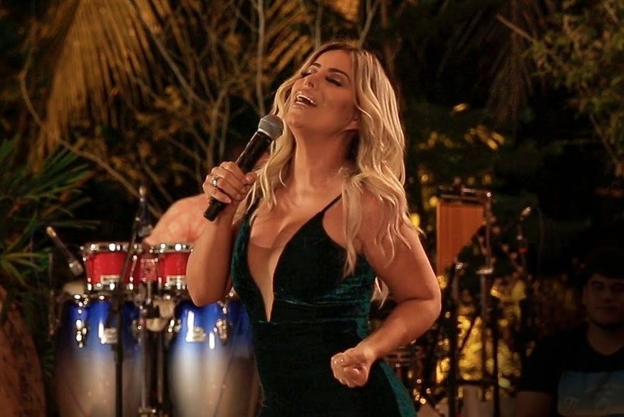 Walkyria Santos é mãe de três filhos, sendo uma menina e dois meninos: Lucas e Bruno. Bruno, inclusive, cantou com a mãe no DVD da cantora. (Foto: Divulgação)