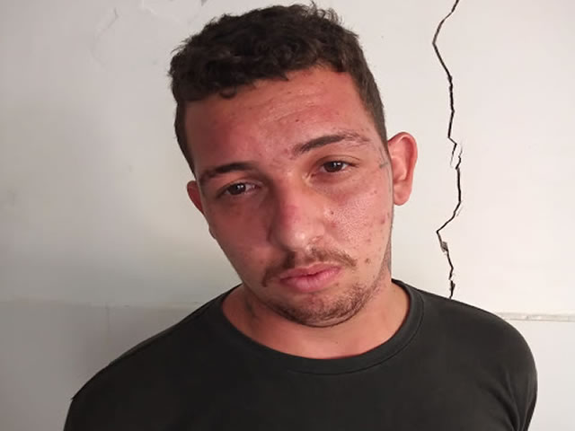 Com o indivíduo foram encontradas 40 trouxinhas de maconha e uma quantia em dinheiro (Foto: Reprodução)
