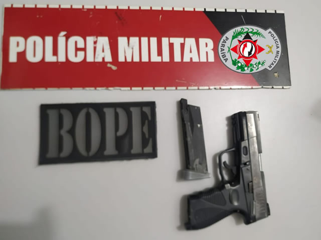 Ao ser feita uma busca pessoal, os militares encontraram em posse do homem um simulacro de pistola modelo 24/7 da Tauros na cintura (Foto: Divulgação PMPB)