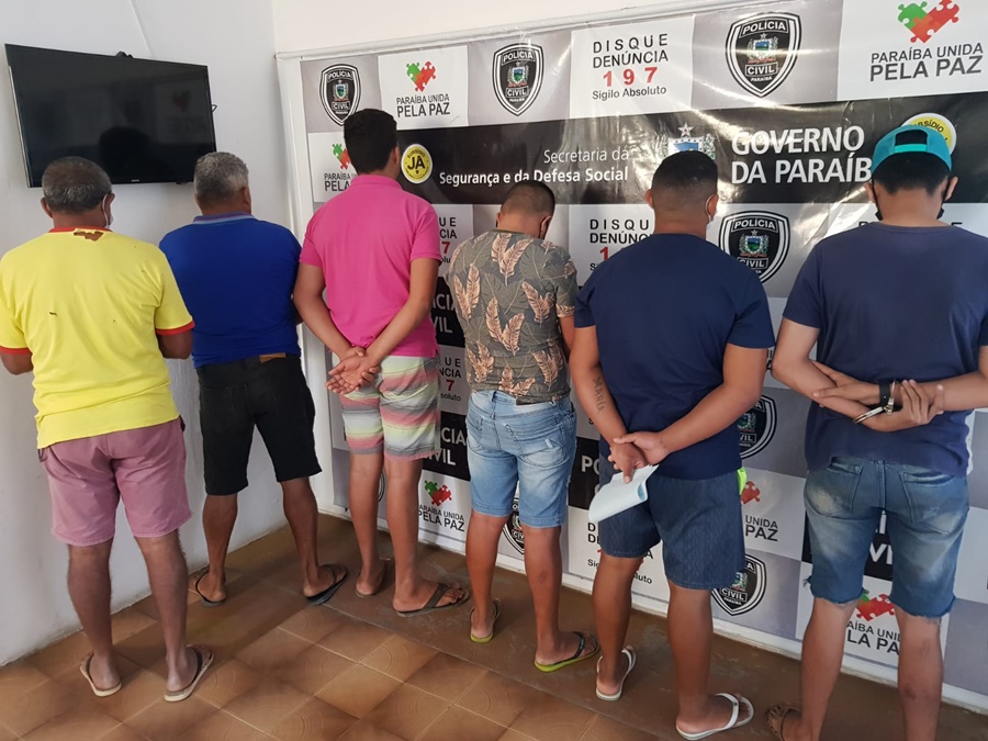 Durante as diligências, oito pessoas foram presas, armas e drogas apreendidas e conduzidas à Central de Polícia Civil em Patos (Foto: Reprodução)
