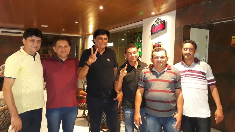 O vice-prefeito Mazinho Formiga reuniu 3 vereadores e um empresário. (Foto: Leonardo Alves).