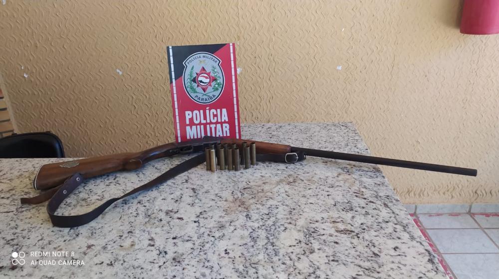 Posteriormente os militares conduziram o infrator da Lei e a arma apreendida à delegacia de Polícia Civil em Catolé do Rocha (Foto: Divulgação PMPB)