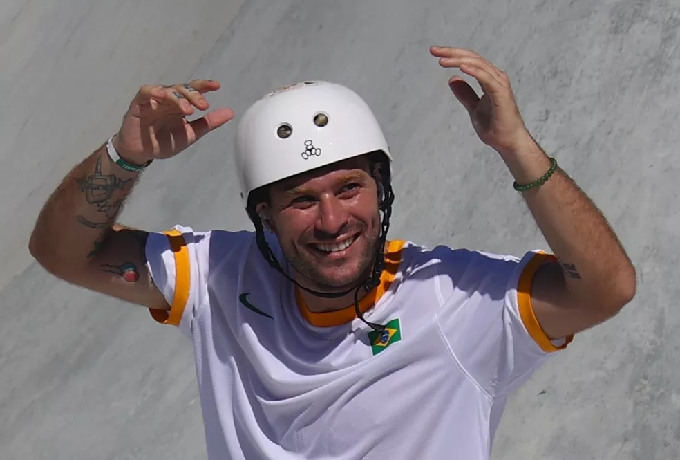 Pedro Barros comemora a medalha de prata no skate park nas Olimpíadas de Tóquio 2020 — Foto: REUTERS/Lisi Niesner