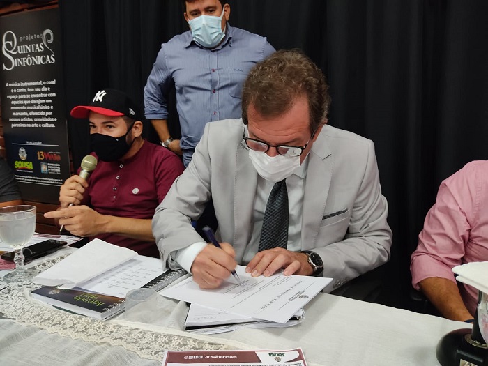Com indícios de irregularidades, Fábio Tyrone contrata 556 prestadores de serviço