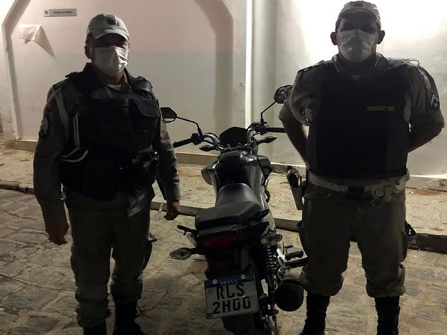 A motocicleta recuperada foi levada à Delegacia Distrital e após os procedimentos necessários foi devolvida ao proprietário legítimo (Foto: Reprodução)