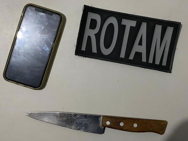 O menor infrator e a faca apreendida foram levados à delegacia de Polícia Civil e apresentados a autoridade policial judiciária (Foto: João Alencar)