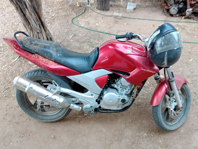 Após ser encontrada, a moto foi rebocada à delegacia companhia da Polícia Militar e posteriormente foi devolvida ao proprietário legítimo (Foto: Reprodução)