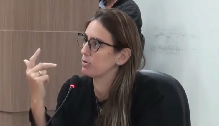 Ao contratar 556 prestadores de serviço, vereadora afirma que Tyrone é especialista em assuntos inconstitucionais, imorais e ilegais