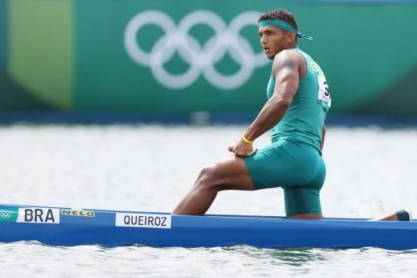 Isaquias Queiroz conquista o ouro na canoagem C1 1000m em Tóquio (Foto: Metrópoles)