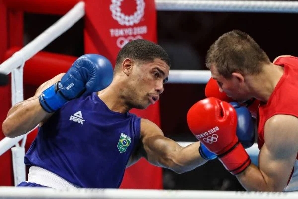Brasileiro nocauteou o lutador da Ucrânia e conquistou a 18ª medalha para o Brasil, após começar perdendo os dois primeiros assaltos (Foto: Metrópoles)