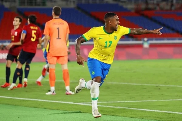 No palco do pentacampeonato mundial, os fenômenos brasileiros venceram a Espanha na prorrogação e saíram com a medalha de ouro (Foto retirada do Metrópoles)