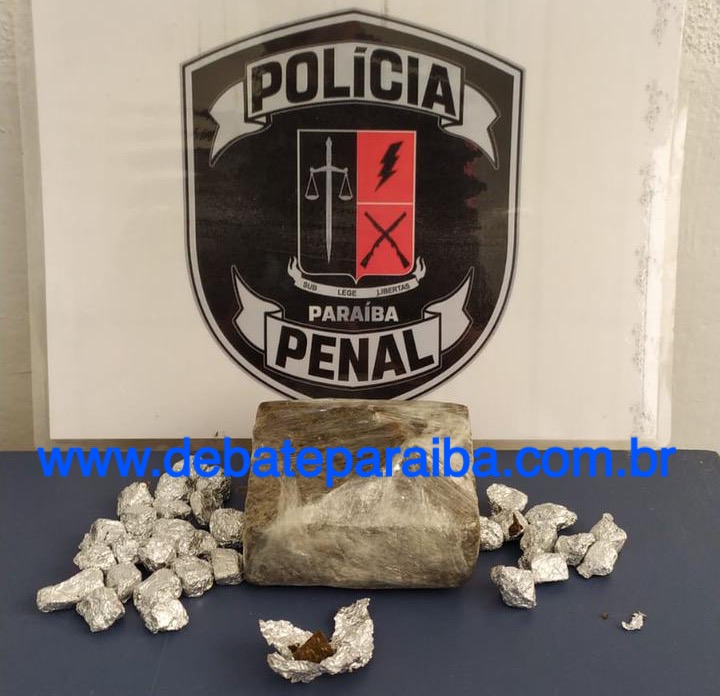 A droga apreendida foi levada à delegacia de Polícia Civil para serem adotados os procedimentos que determina a Lei (Foto: Reprodução)