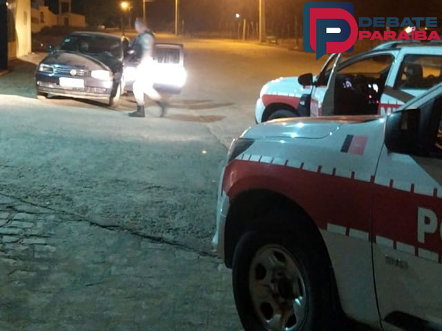 Os suspeitos e o carro recuperado foram encaminhados à delegacia de Polícia Civil e apresentados a autoridade policial judiciária para serem adotados os procedimentos que determina a Lei (Foto: Reprodução)