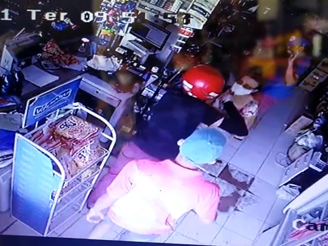 No crime praticado foi subtraído uma quantia em dinheiro não revelada e em seguida foragiram tomando destino incerto (Foto: Reprodução)