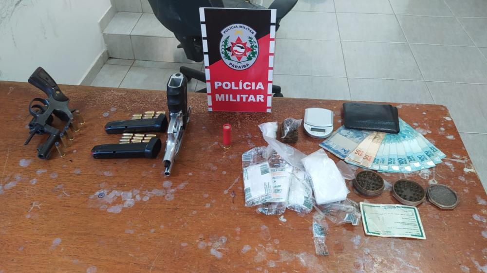 O investigado e as armas apreendidas foram levados à delegacia de Polícia Civil para serem adotados os procedimentos que determina a Lei (Foto: Divulgação PMPB)