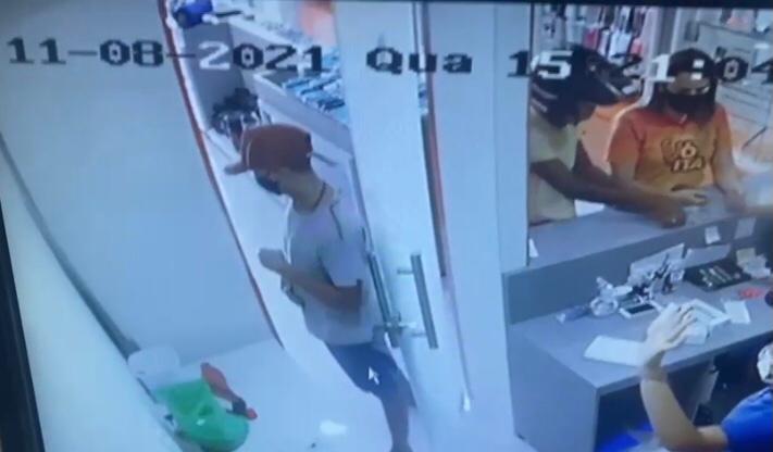 Guarnições da Polícia Militar ao terem conhecimento do fato iniciaram as diligências pela cidade, porém mais uma vez os infratores da Lei conseguiram foragir (Foto: Reprodução)