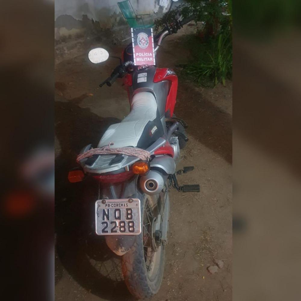 A motocicleta foi rebocada à delegacia de Polícia Civil e após os procedimentos cabíveis foi devolvida ao proprietário legítimo (Foto: Reprodução)