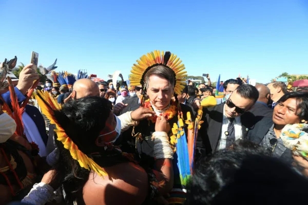 Presidente recebeu grupo que pediu aprovação do projeto de lei que libera atividades econômicas em terras indígenas (Foto: Metrópoles)