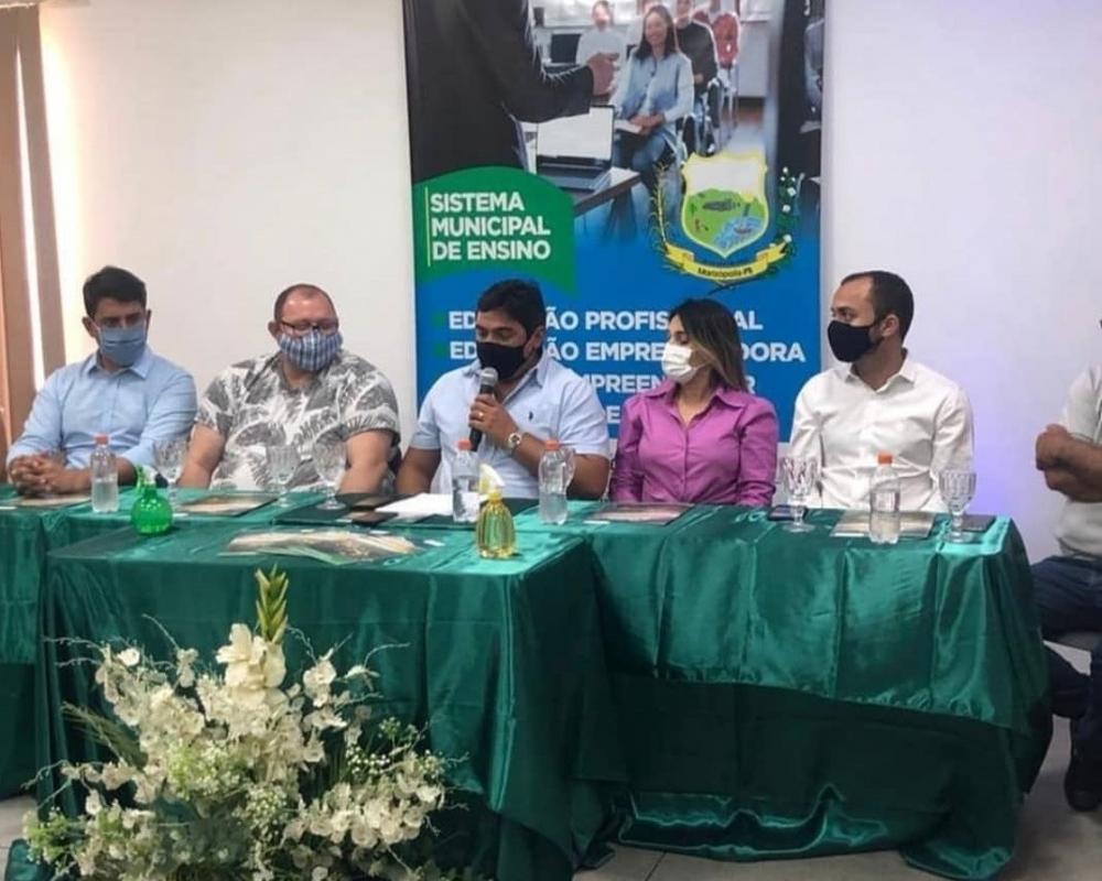 Estiveram presentes no encontro o Prefeito de Marizópolis, Lucas Braga, o Secretário de Educação, Patrício Vasconcelos, o Superintendente do IEL – Núcleo Regional da Paraíba e o diretor regional do SENAI-PB, Euler Sales. (Foto: Divulgação)