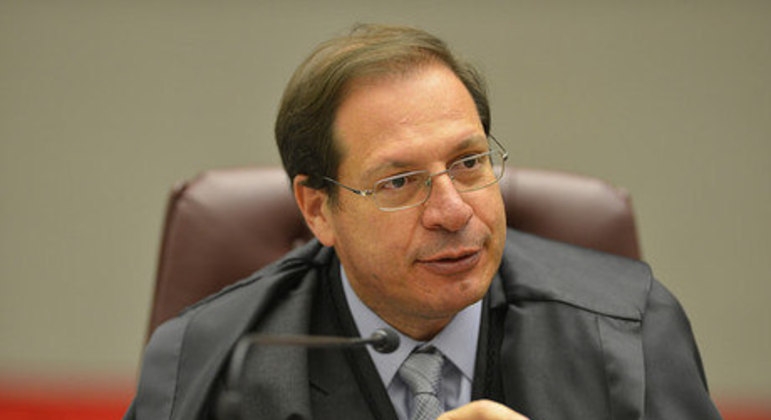 Apuração da PF aponta engenharia supostamente criminosa para transformar disseminação de dados falsos sobre as urnas em negócio. Perfis devem continuar no ar, mas sem financiamento. (Foto: R7)