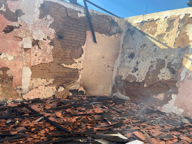 Segundo informações um homem fazia uma limpeza no teto queimando teias de aranha, quando em determinado momento uma faísca veio a cair em colchões que rapidamente se alastraram (Foto: Reprodução)