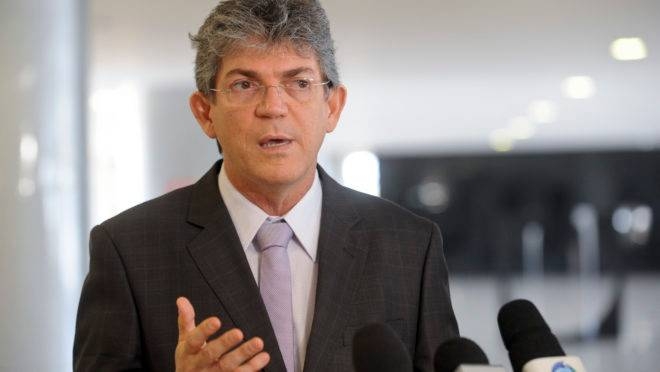 Ricardo Coutinho deu entrevista à Rádio Nova Litoral Norte e afirmou que João Azevêdo produziu provas falsas sobre ele na Operação Calvário (Foto: Divulgação)