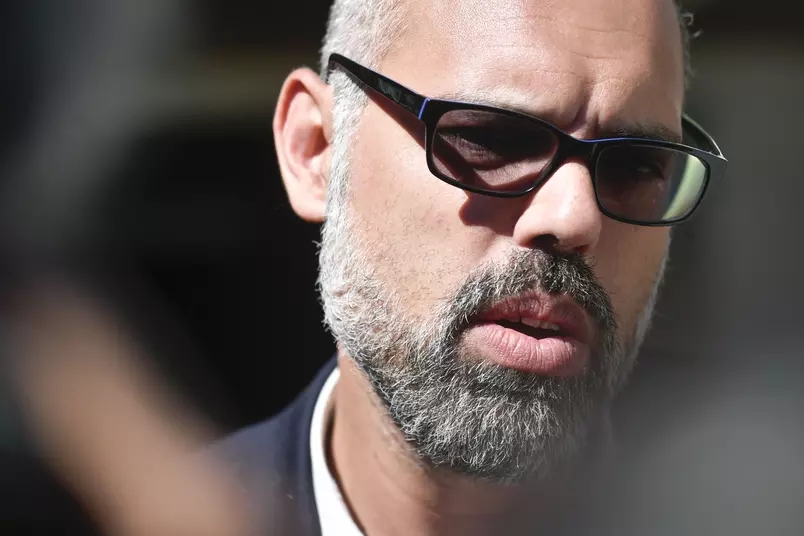 O jornalista e empresário Allan dos Santos durante operação de busca e apreensão da PF em sua casa, na cidade de Brasília; ação cumpre decisão do ministro do STF Alexandre de Moraes Foto: Mateus Bonomi/Estadão Conteúdo