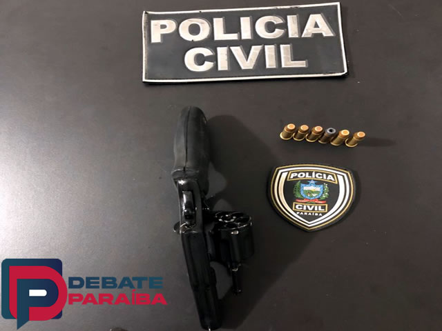 Posteriormente os suspeitos e a arma apreendida foram conduzidos à delegacia de Polícia Civil para serem adotadas as medidas que determina a Lei (Foto: Reprodução)