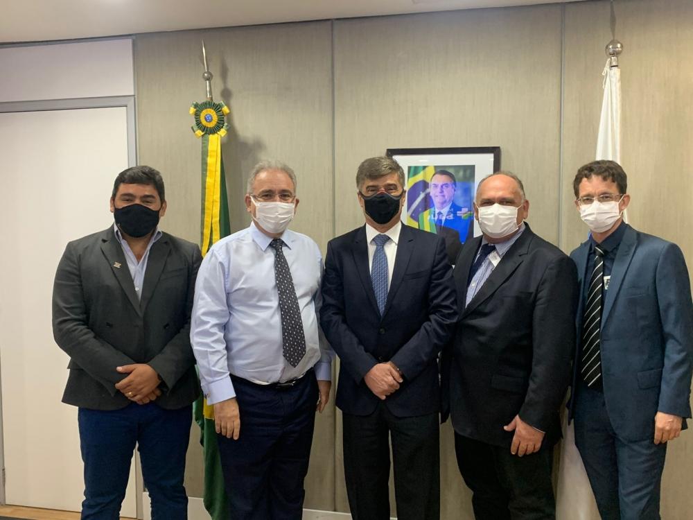 Reunião entre o Ministro da Saúde, Marcelo Queiroga, e os prefeitos de Marizópolis e São José da Lagoa Tapada, Coloral e Lucas Braga, respectivamente (Foto: Divulgação)