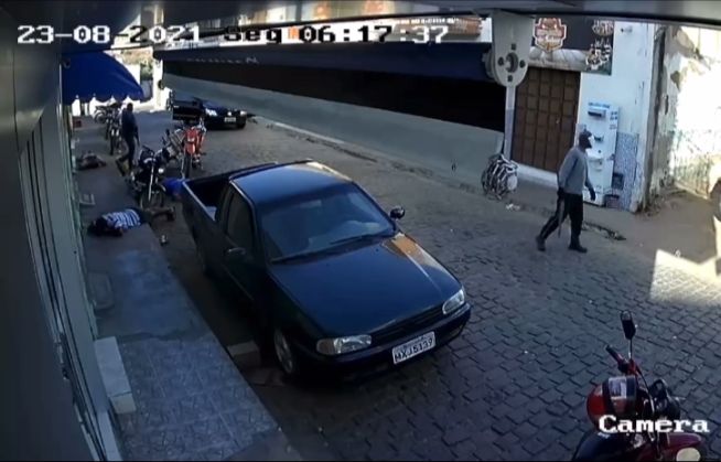 Vídeos: Bandidos utilizando armas longas e máscaras rendem clientes em via pública e praticam assalto em Casa Lotérica na cidade de Nazarezinho