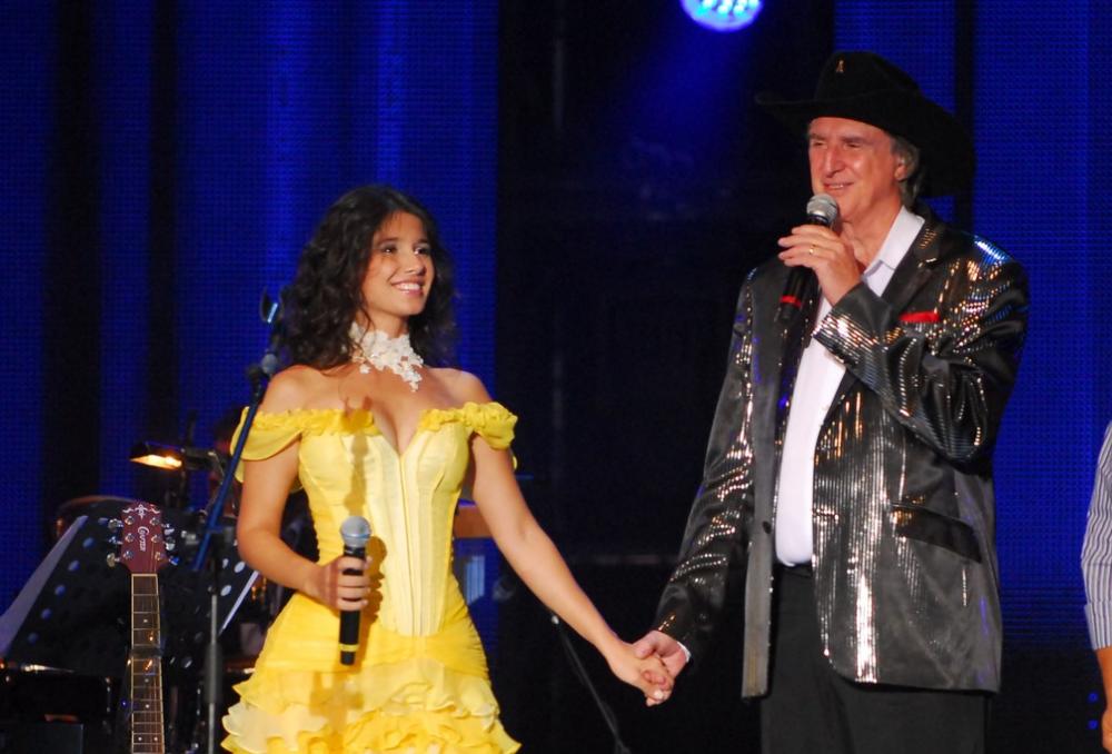 Paula Fernandes e Sérgio Reis no ‘Emoções Sertanejas’, programa em que Roberto Carlos recebeu artistas sertanejos em 2010 — Foto: TV Globo / Zé Paulo Cardeal