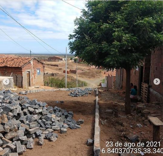 Imagens das ruas sendo calçadas, em Marizópolis (Foto: Redes Sociais)