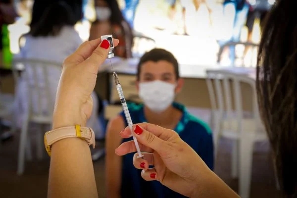O indicador completou o segundo dia consecutivo com tendência de queda e está em 734,9 óbitos diários (Foto: Metrópoles)