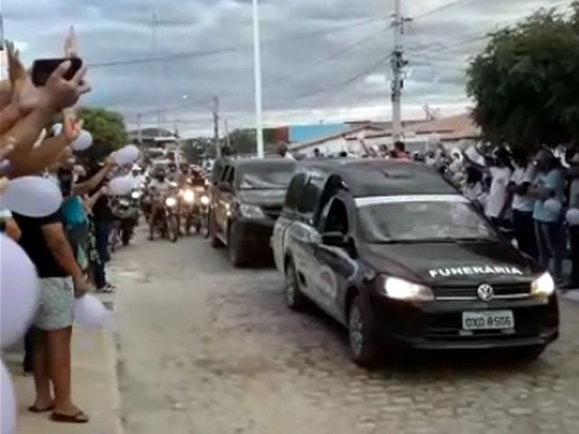 Vídeos: Comoção e últimas homenagens marcam sepultamento de mulher vítima de feminicídio no município de Aparecida