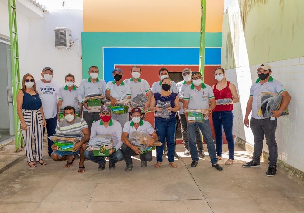 Registro da entrega do kit de fardamento dos ACE (vigilância ambiental), vigilância sanitária e epidemiológica para a população. (Foto: Divulgação)